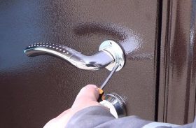Замена дверной ручки металлической двери в Воронеже